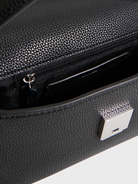 Женская сумка CALVIN KLEIN EMBLEM HW PEBBLE SHOULDER BAG, Артикул LV04F3425G(K), черный | 5142486. Ракурс 4 Женская сумка CALVIN KLEIN EMBLEM HW PEBBLE SHOULDER BAG, Артикул LV04F3425G(K), черный | 5142486. Ракурс 4