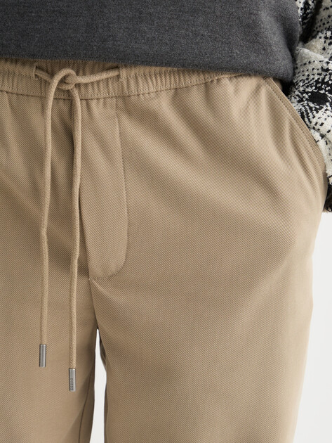 Мужские брюки GUESS CORONADO DRAWCORD  PANT, Артикул M6RB46WI702, бежевый | 5153468. Ракурс 3