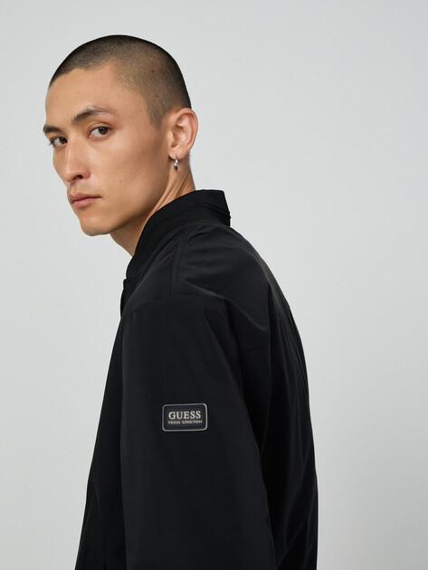 Мужской бомбер GUESS STRETCH PACKABLE BOMBER JACKET, Артикул M6RL09WJ362, черный | 5153993. Ракурс 3