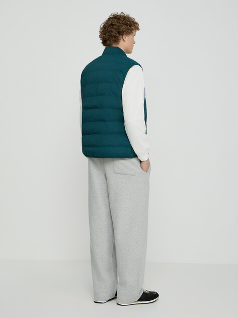 Мужской жилет GUESS STRETCH SEAMLESS VEST, Артикул M6RN25WJ242, темно-зеленый | 5154015. Ракурс 3 Мужской жилет GUESS STRETCH SEAMLESS VEST, Артикул M6RN25WJ242, темно-зеленый | 5154015. Ракурс 3