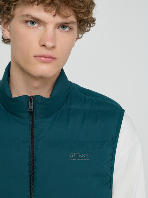 Мужской жилет GUESS STRETCH SEAMLESS VEST, Артикул M6RN25WJ242, темно-зеленый | 5154015. Ракурс 4 Мужской жилет GUESS STRETCH SEAMLESS VEST, Артикул M6RN25WJ242, темно-зеленый | 5154015. Ракурс 4