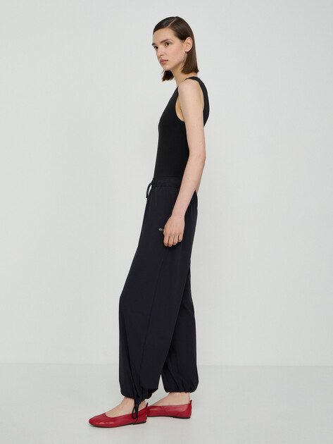 Женские широкие брюки  GUESS NAT PARACHUTE PANTS, Артикул V6RB21WL232, черный | 5156228. Ракурс 2