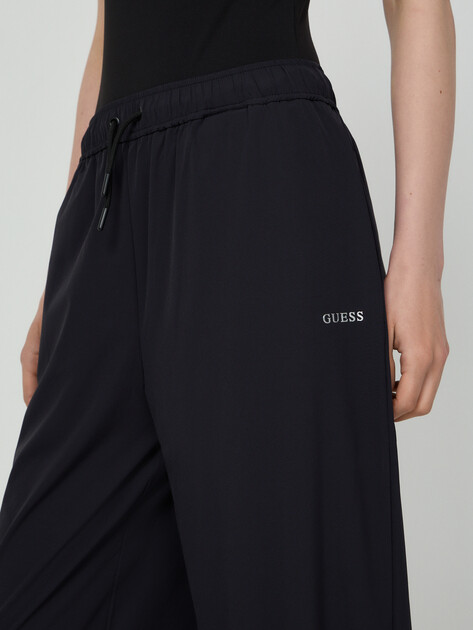 Женские широкие брюки  GUESS NAT PARACHUTE PANTS, Артикул V6RB21WL232, черный | 5156228. Ракурс 3