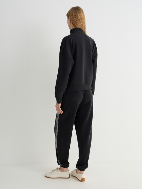 Женская толстовка GUESS BERTHE HIGH NECK FULL-ZIP SWEA, Артикул V6RQ01KCAY2, черный | 5156556. Ракурс 4