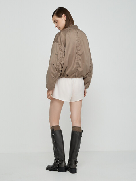 Женский бомбер GUESS LORRAINE BOMBER, Артикул W6RL26WJ662, коричнево-бежевый | 5157766. Ракурс 3 Женский бомбер GUESS LORRAINE BOMBER, Артикул W6RL26WJ662, коричнево-бежевый | 5157766. Ракурс 3