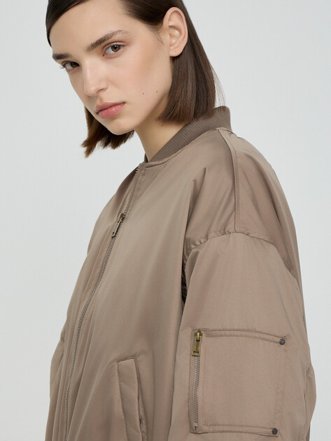 Женский бомбер GUESS LORRAINE BOMBER, Артикул W6RL26WJ662, коричнево-бежевый | 5157766. Ракурс 4 Женский бомбер GUESS LORRAINE BOMBER, Артикул W6RL26WJ662, коричнево-бежевый | 5157766. Ракурс 4
