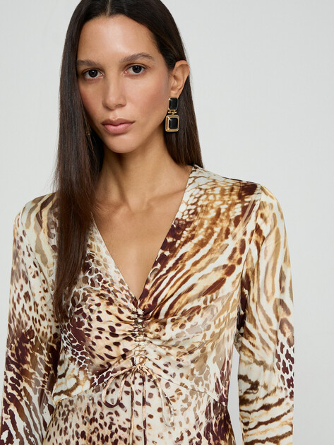 Женское платье MARCIANO BY GUESS GWENDA LS V NECK DRESS, Артикул G6GK12W1780, анималистичный принт | 5209651. Ракурс 4