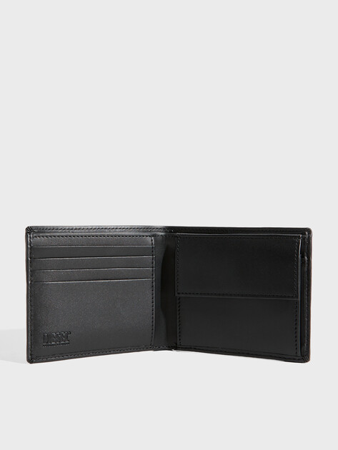 Мужское портмоне DIESEL BI FOLD COIN S, Артикул X08844, черный | 5210444. Ракурс 3 Мужское портмоне DIESEL BI FOLD COIN S, Артикул X08844, черный | 5210444. Ракурс 3