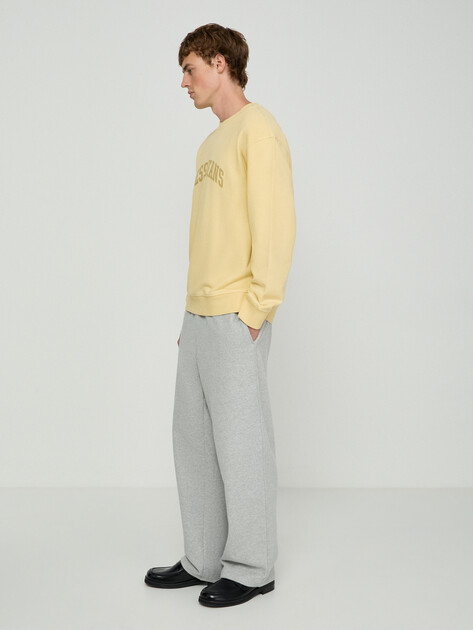 Мужской свитшот GUESS JEANS GJ LS CN REG SWEAT, Артикул M6GQA6KCPR1, желтый | 5212769. Ракурс 2