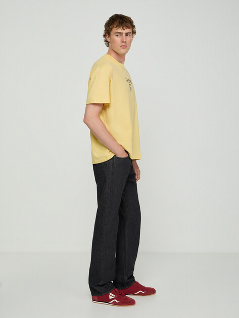 Мужская футболка GUESS JEANS GJ SS OS BAKER LOGO TEE, Артикул M6RI45K8HM0, желтый | 5213460. Ракурс 2