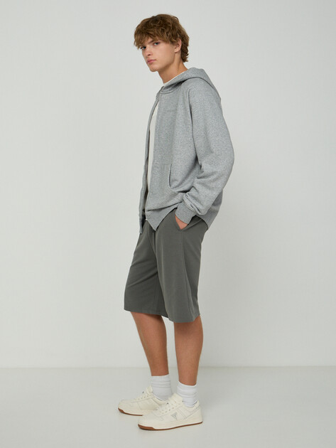 Мужские шорты GUESS BRIAN SHORT PANT, Артикул U6GD00KC241, зеленовато-серый | 5213553. Ракурс 2