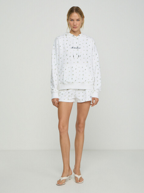 Женское худи GUESS GJ OVER HOOD PRINTED SWEATSHIR, Артикул W6GQ27KE901, белый | 5215574. Ракурс 5
