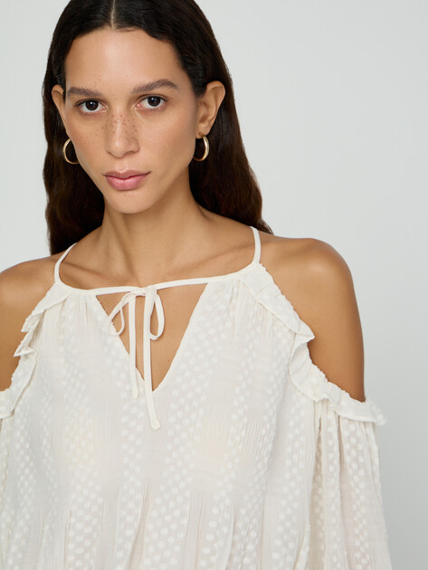 Женская блузка GUESS LS EMILIA COLD SHLDR TOP, Артикул W6GH61W2041, молочно-белый | 5215594. Ракурс 4 Женская блузка GUESS LS EMILIA COLD SHLDR TOP, Артикул W6GH61W2041, молочно-белый | 5215594. Ракурс 4