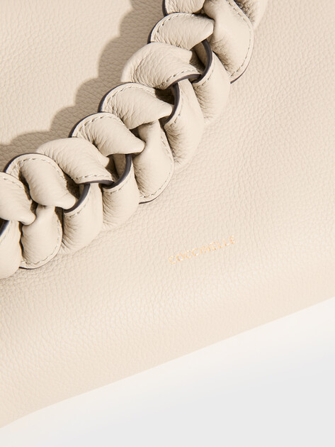 Женская сумка COCCINELLE HANDBAG DOUBLE GRAINY LEATHER, Артикул E1 M50 58 01 01, бледно-серый | 5238935. Ракурс 2 Женская сумка COCCINELLE HANDBAG DOUBLE GRAINY LEATHER, Артикул E1 M50 58 01 01, бледно-серый | 5238935. Ракурс 2