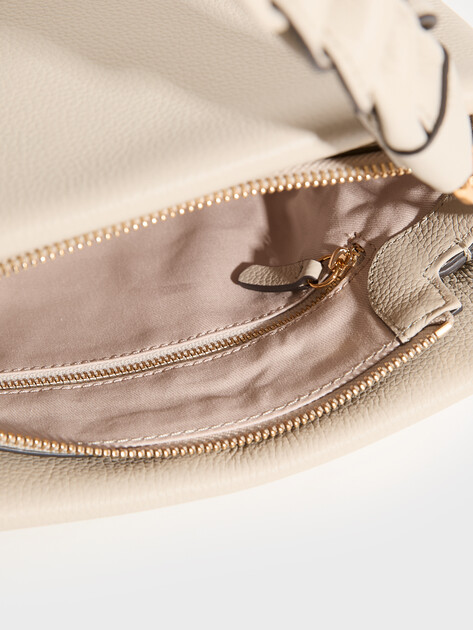 Женская сумка COCCINELLE HANDBAG DOUBLE GRAINY LEATHER, Артикул E1 M50 58 01 01, бледно-серый | 5238935. Ракурс 4 Женская сумка COCCINELLE HANDBAG DOUBLE GRAINY LEATHER, Артикул E1 M50 58 01 01, бледно-серый | 5238935. Ракурс 4