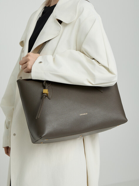 Женский тоут COCCINELLE HANDBAG GRAINED LEATHER, Артикул E1 VCA 11 01 01, серовато-коричневый | 5239026. Ракурс 5