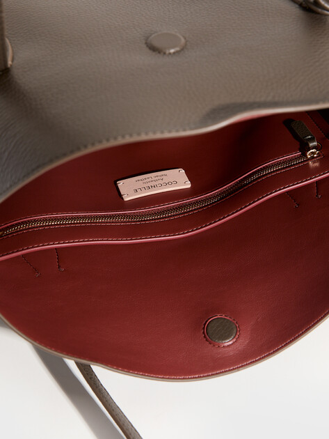 Женский тоут COCCINELLE HANDBAG GRAINED LEATHER, Артикул E1 VCA 11 01 01, серовато-коричневый | 5239026. Ракурс 4