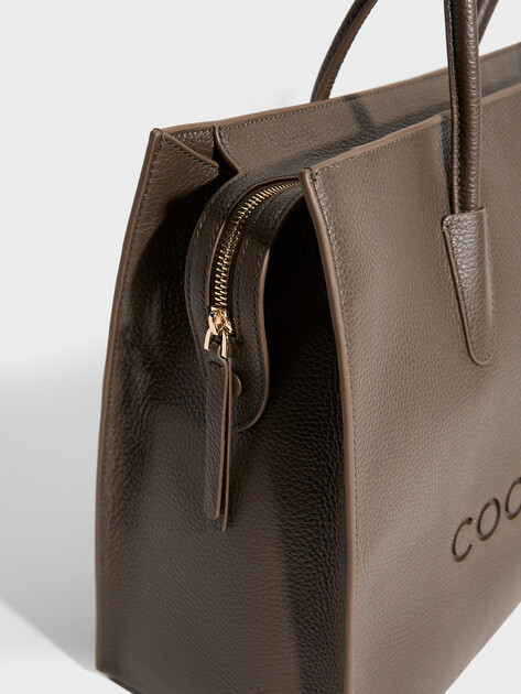 Женский тоут COCCINELLE HANDBAG GRAINED LEATHER, Артикул E1 UAK 11 01 01, серовато-коричневый | 5239083. Ракурс 2