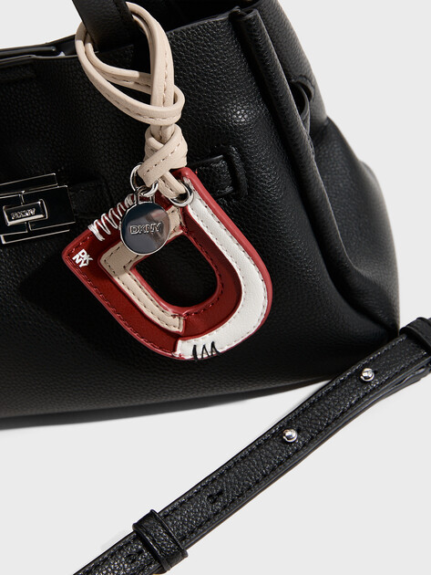 Женская сумка DKNY BRYAR SM SATCHEL, Артикул R62DAK44(K), черный | 5239143. Ракурс 2 Женская сумка DKNY BRYAR SM SATCHEL, Артикул R62DAK44(K), черный | 5239143. Ракурс 2
