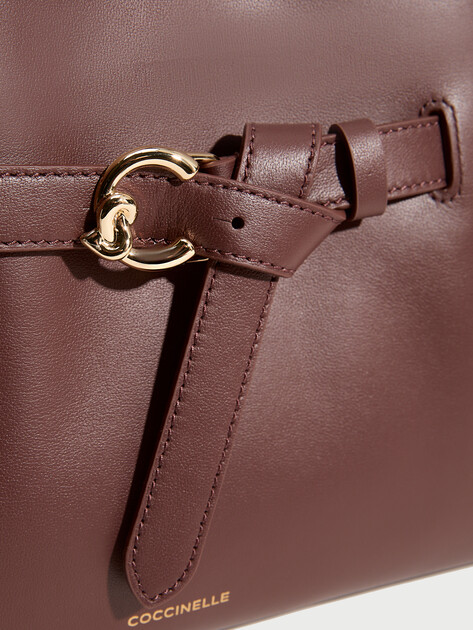 Женский тоут COCCINELLE HANDBAG SMOOTH LEATHER / BERRY, Артикул E1 TLA 18 04 01, каштановый | 5239178. Ракурс 2
