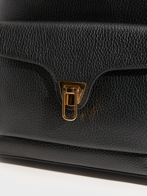 Женский рюкзак COCCINELLE HANDBAG GRAINED LEATHER, Артикул E1 TFK 14 02 01, черный | 5239186. Ракурс 2