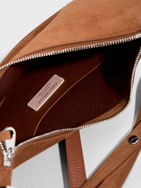 Женская сумка  COCCINELLE HANDBAG SUEDE LEATHER, Артикул E1 QKG 13 02 01, светло-коричневый | 5242959. Ракурс 4