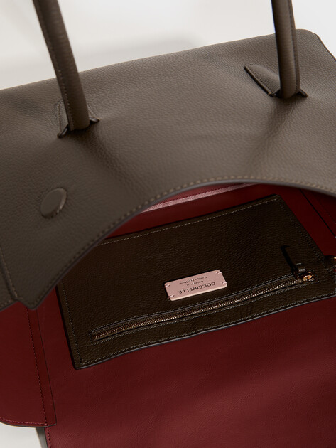 Женский тоут COCCINELLE HANDBAG GRAINED LEATHER, Артикул E1 T8A 11 02 01, серовато-коричневый | 5242971. Ракурс 4