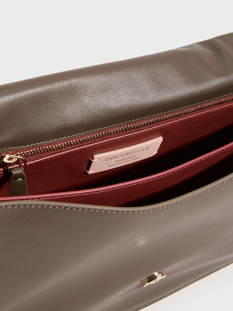 Женская сумка  COCCINELLE HANDBAG SMOOTH LEATHER, Артикул E1 VJF 12 01 01, серовато-коричневый | 5243038. Ракурс 4