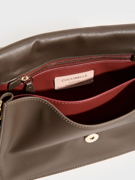Женская сумка  COCCINELLE HANDBAG SMOOTH LEATHER, Артикул E1 VJF 12 02 01, серовато-коричневый | 5243045. Ракурс 4