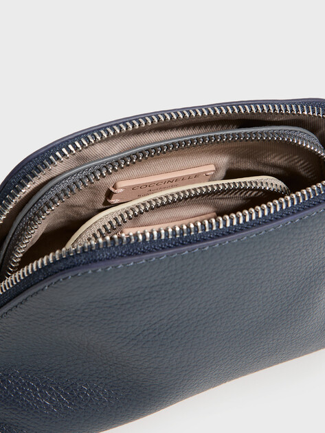 Женская косметичка COCCINELLE TRIS TRAVEL BEAUTY GRAINED LEA, Артикул E5 TMF 25 04 01, темно-синий | 5243094. Ракурс 3