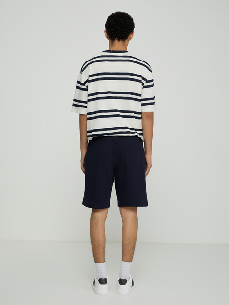 Мужские шорты GUESS REGULAR LEG BASIC SHORT, Артикул M6GD12K3020, темно-синий | 5255575. Ракурс 3