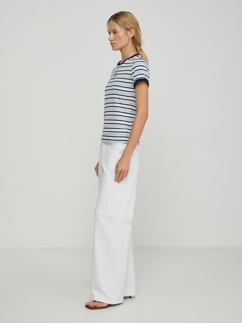 Женская футболка GUESS SS CN STRIPED MINI 4G LOGO TEE, Артикул W6GI18K3040, белый | 5255993. Ракурс 2 Женская футболка GUESS SS CN STRIPED MINI 4G LOGO TEE, Артикул W6GI18K3040, белый | 5255993. Ракурс 2
