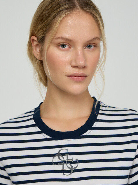 Женская футболка GUESS SS CN STRIPED MINI 4G LOGO TEE, Артикул W6GI18K3040, темно-синий | 5256008. Ракурс 4 Женская футболка GUESS SS CN STRIPED MINI 4G LOGO TEE, Артикул W6GI18K3040, темно-синий | 5256008. Ракурс 4
