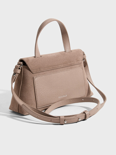 Женская сумка COCCINELLE HANDBAG SUEDE LEATHER, Артикул E1 TOC 18 02 01, бежевато-серый | 5284933. Ракурс 3 Женская сумка COCCINELLE HANDBAG SUEDE LEATHER, Артикул E1 TOC 18 02 01, бежевато-серый | 5284933. Ракурс 3