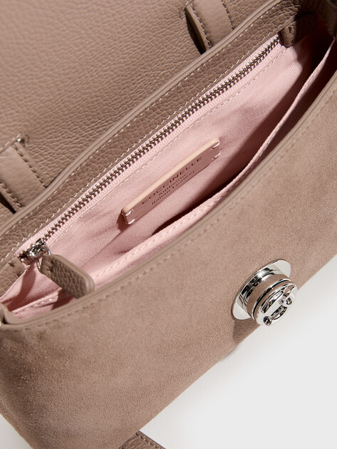 Женская сумка COCCINELLE HANDBAG SUEDE LEATHER, Артикул E1 TOC 18 02 01, бежевато-серый | 5284933. Ракурс 4 Женская сумка COCCINELLE HANDBAG SUEDE LEATHER, Артикул E1 TOC 18 02 01, бежевато-серый | 5284933. Ракурс 4