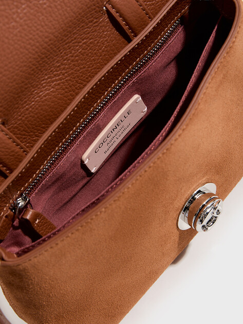 Женская сумка COCCINELLE HANDBAG SUEDE LEATHER, Артикул E1 TOC 18 02 01, светло-коричневый | 5284963. Ракурс 4 Женская сумка COCCINELLE HANDBAG SUEDE LEATHER, Артикул E1 TOC 18 02 01, светло-коричневый | 5284963. Ракурс 4