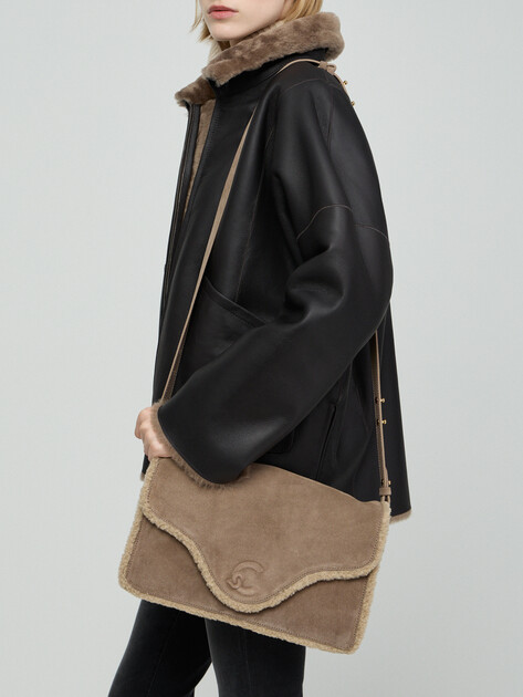 Женская сумка COCCINELLE HANDBAG SUEDE LE./ECO FUR/GRAI, Артикул E1 VJH 12 01 01, бежево-серый | 5284992. Ракурс 5 Женская сумка COCCINELLE HANDBAG SUEDE LE./ECO FUR/GRAI, Артикул E1 VJH 12 01 01, бежево-серый | 5284992. Ракурс 5