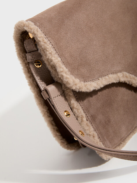 Женская сумка COCCINELLE HANDBAG SUEDE LE./ECO FUR/GRAI, Артикул E1 VJH 12 01 01, бежево-серый | 5284992. Ракурс 2 Женская сумка COCCINELLE HANDBAG SUEDE LE./ECO FUR/GRAI, Артикул E1 VJH 12 01 01, бежево-серый | 5284992. Ракурс 2