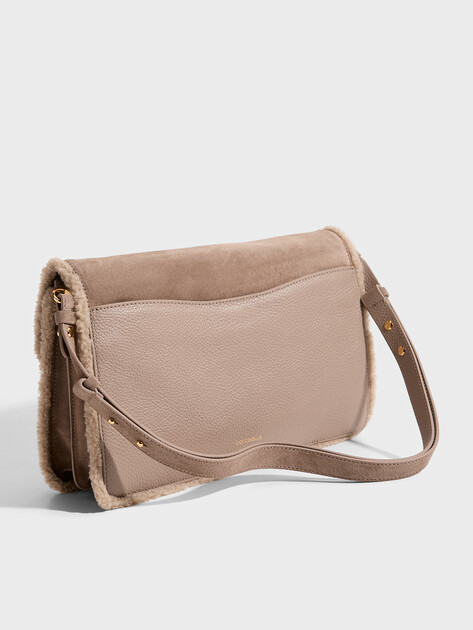 Женская сумка COCCINELLE HANDBAG SUEDE LE./ECO FUR/GRAI, Артикул E1 VJH 12 01 01, бежево-серый | 5284992. Ракурс 3 Женская сумка COCCINELLE HANDBAG SUEDE LE./ECO FUR/GRAI, Артикул E1 VJH 12 01 01, бежево-серый | 5284992. Ракурс 3