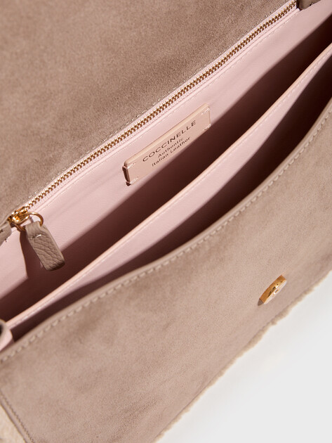 Женская сумка COCCINELLE HANDBAG SUEDE LE./ECO FUR/GRAI, Артикул E1 VJH 12 01 01, бежево-серый | 5284992. Ракурс 4 Женская сумка COCCINELLE HANDBAG SUEDE LE./ECO FUR/GRAI, Артикул E1 VJH 12 01 01, бежево-серый | 5284992. Ракурс 4