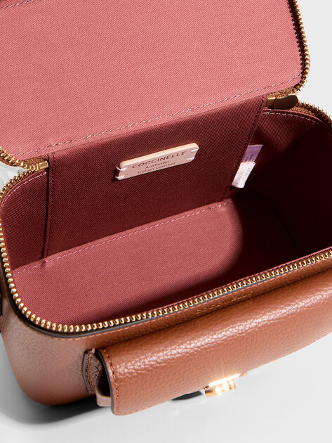 Женская сумка COCCINELLE MINI BAG GRAINED LEATHER, Артикул E5 TFK 55 01 01, коричневый | 5285129. Ракурс 4 Женская сумка COCCINELLE MINI BAG GRAINED LEATHER, Артикул E5 TFK 55 01 01, коричневый | 5285129. Ракурс 4