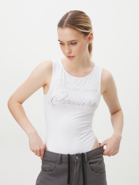 Боди VERSACE JEANS COUTURE LOGO SCRIPT CRYSTAL, Артикул 76HAM6A4, белый | 3898544. Ракурс 1