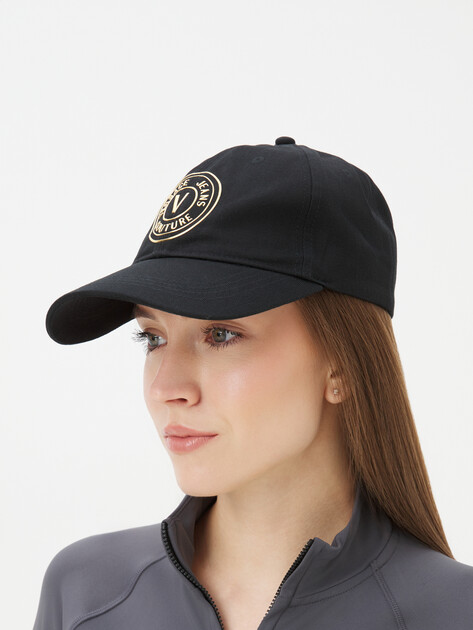 Женская бейсболка VERSACE JEANS COUTURE V-EMBLEM, Артикул 77HAZK26, черный | 4102932. Ракурс 1