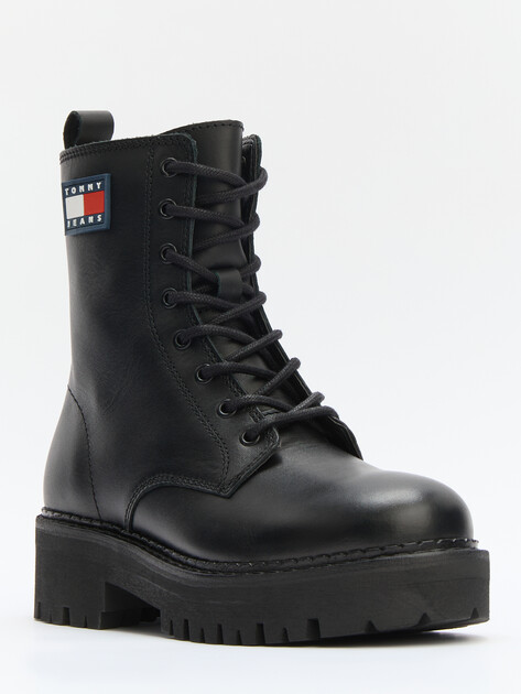 Женские ботинки TOMMY JEANS LEATHER CLEAT CHUNKY SOLE LACE-UP BOOTS, Артикул EN0EN02628, черный | 4353599. Ракурс 1 Женские ботинки TOMMY JEANS LEATHER CLEAT CHUNKY SOLE LACE-UP BOOTS, Артикул EN0EN02628, черный | 4353599. Ракурс 1