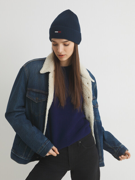 Женская шапка TOMMY JEANS TJW ELONGATED FLAG BEANIE, Артикул AW0AW16777, темно-синий | 4534805. Ракурс 1