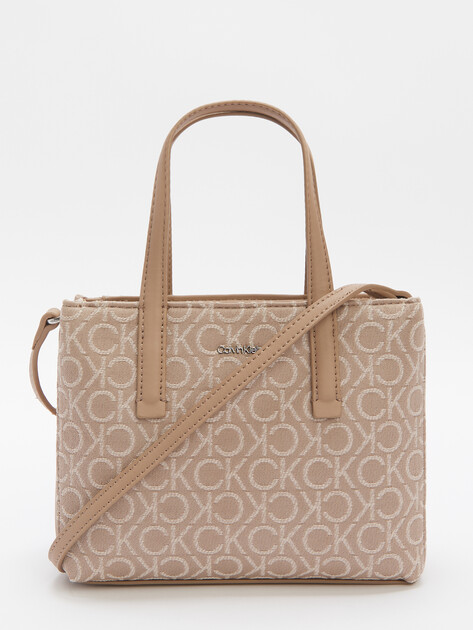 Женская сумка с ручками CALVIN KLEIN CK MUST MINI TOTE, Артикул K60K612277, пыльно-бежевый | 4572501. Ракурс 1 Женская сумка с ручками CALVIN KLEIN CK MUST MINI TOTE, Артикул K60K612277, пыльно-бежевый | 4572501. Ракурс 1