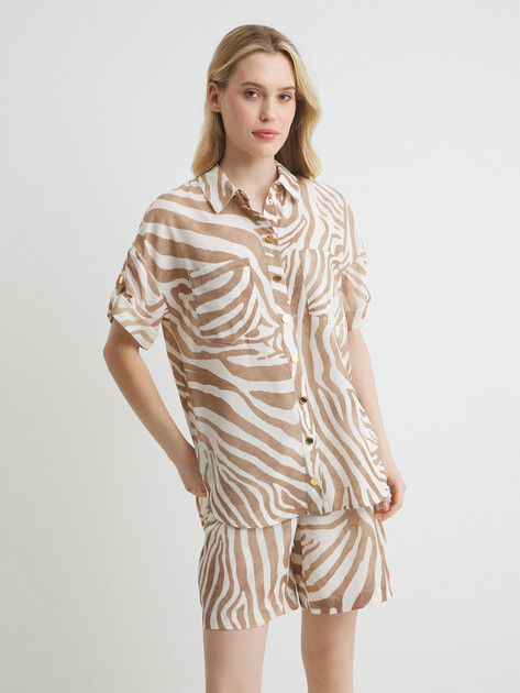 Женская рубашка MARCIANO BY GUESS ROSIE SHORT SLEEVE SHIRT, Артикул 5GGH267314A, анималистичный принт | 4673465. Ракурс 1 Женская рубашка MARCIANO BY GUESS ROSIE SHORT SLEEVE SHIRT, Артикул 5GGH267314A, анималистичный принт | 4673465. Ракурс 1