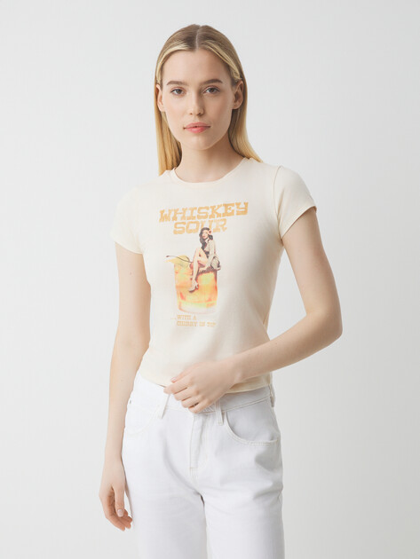 Женская футболка GUESS SS VINTAGE GIRL R5 TEE, Артикул W5GI48K49A1, молочно-бежевый | 4677117. Ракурс 1 Женская футболка GUESS SS VINTAGE GIRL R5 TEE, Артикул W5GI48K49A1, молочно-бежевый | 4677117. Ракурс 1