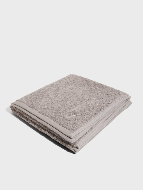Махровое банное полотенце 70x140 MAISON DAVID, Артикул Charlotte ABC 70x140 cm, коричневато-серый | 4692087. Ракурс 1