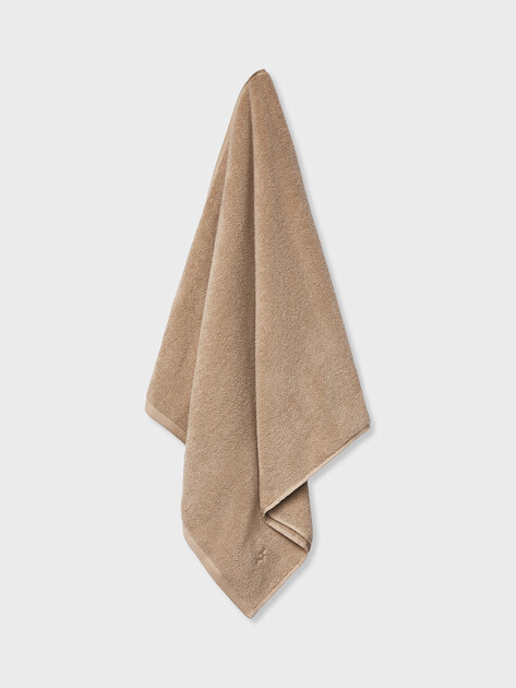 Махровое банное полотенце 70x140 MAISON DAVID, Артикул Louis ABC 70x140 cm, пыльно-бежевый | 4720154. Ракурс 1